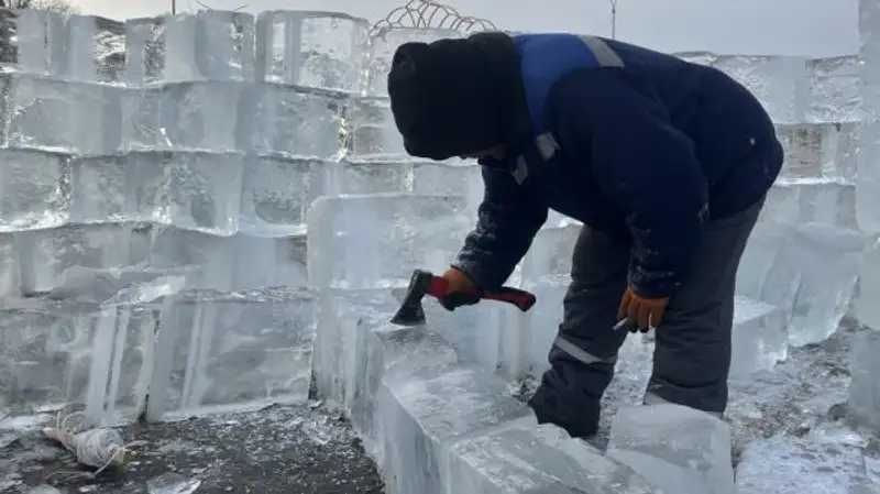 Растаявший от дождей ледовый городок за 52 миллиона начали восстанавливать в Павлодаре 