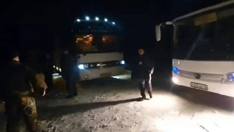 Больше 300 замерзающих пассажиров эвакуировали спасатели с трассы Абайской области , фото - Новости Zakon.kz от 28.12.2023 03:23