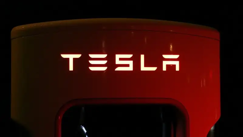 Робот напал на инженера завода Tesla 