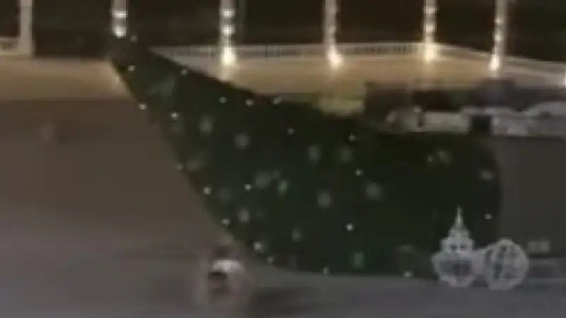 Главную новогоднюю елку в Актау снесло ветром