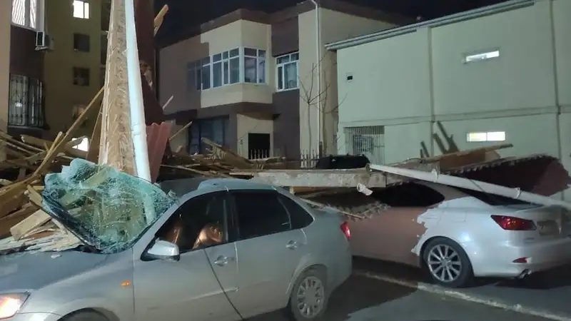 В Актау упавшей из-за ветра крышей здания повредило шесть машин
