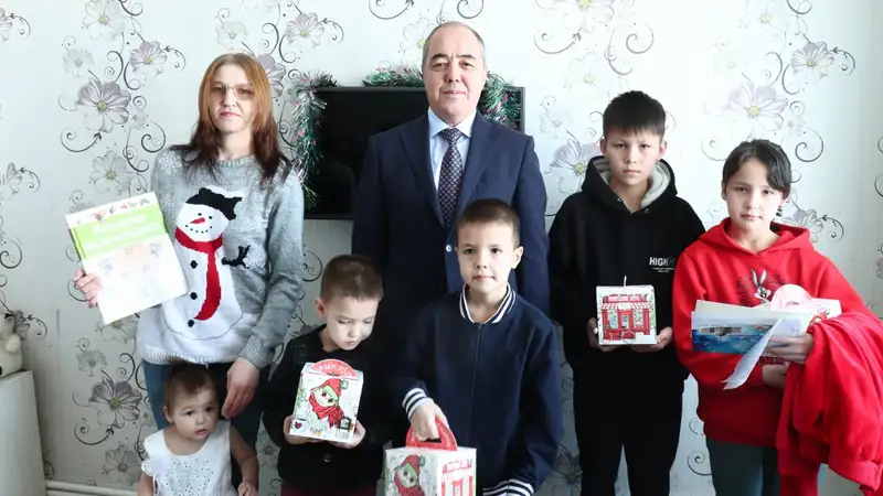 Аким Западно-Казахстанской области от имени президента вручил детям подарки
