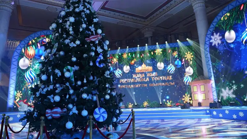 Школьница из СКО сшила наряд из 100 роз