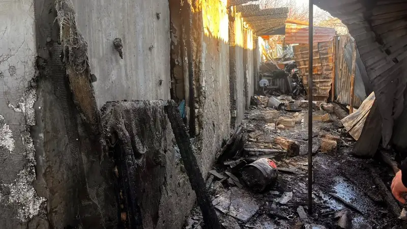Курьер и спасатель пробили стену, чтобы вызволить подростка из пожара в Алматы