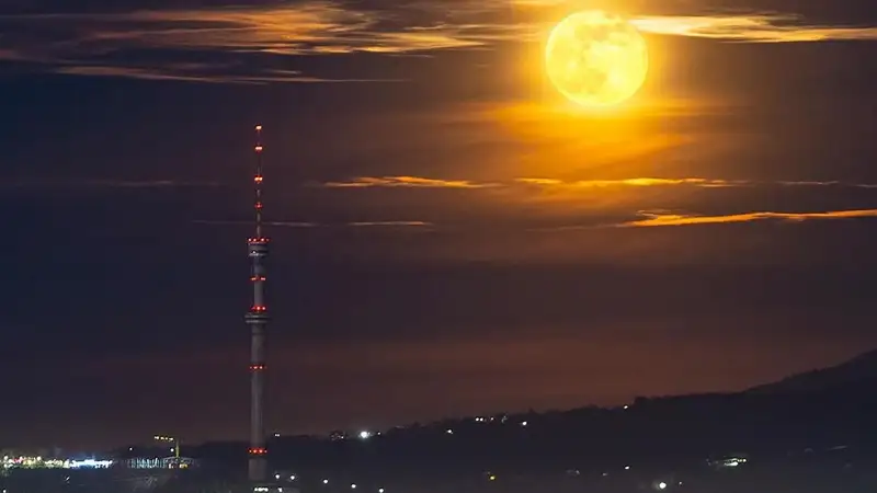 "Луна стала ближе": завораживающие фото последнего полнолуния над Алматы