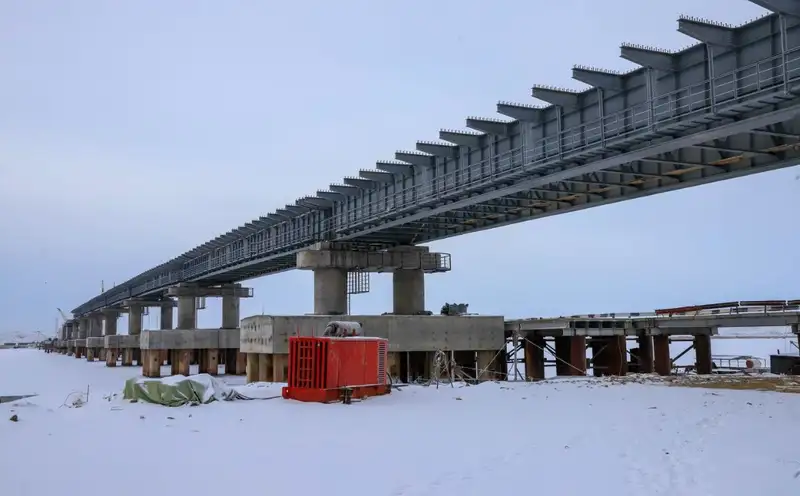Технологический мост соединил два берега Бухтарминского водохранилища, фото - Новости Zakon.kz от 29.12.2023 14:01