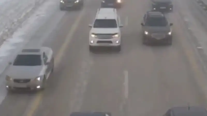 Полиция показала, как автомобилистам помогают добраться до дома на заснеженной трассе Астана-Темиртау