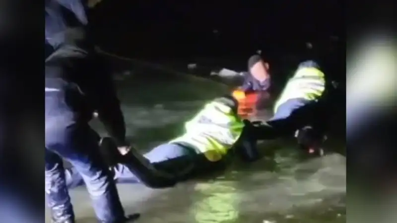 Спасли провалившихся под лед: полицейских наградят в Атырау 