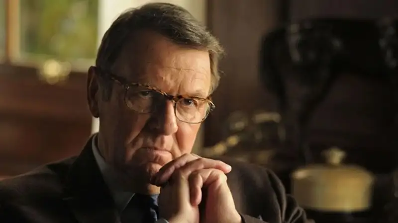 Актер из "Бэтмен: Начало" Том Уилкинсон умер в возрасте 75 лет