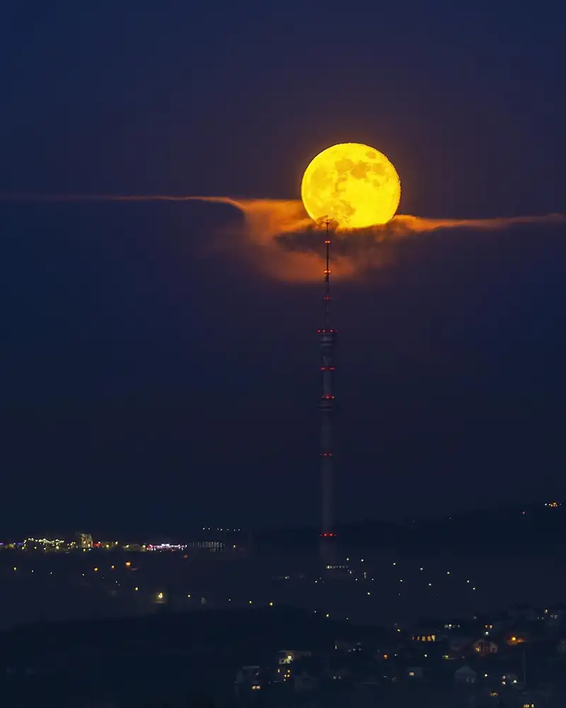 Восход луны над телебашней, фото - Новости Zakon.kz от 31.12.2023 15:02