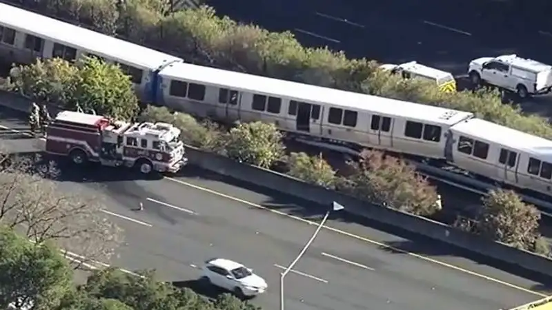 В Сан-Франциско поезд сошел с рельсов, есть пострадавшие