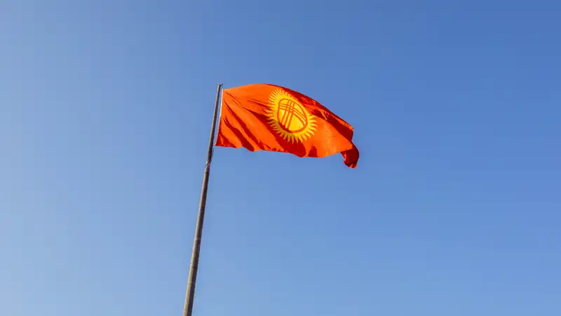 Новый флаг Кыргызстана подняли на главной площади в Бишкеке