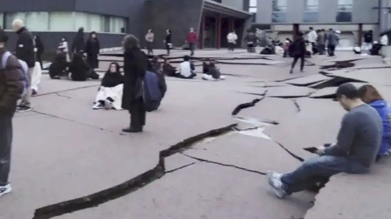 Серия сильных землетрясений в Японии: шесть человек погибло, 40 ранены