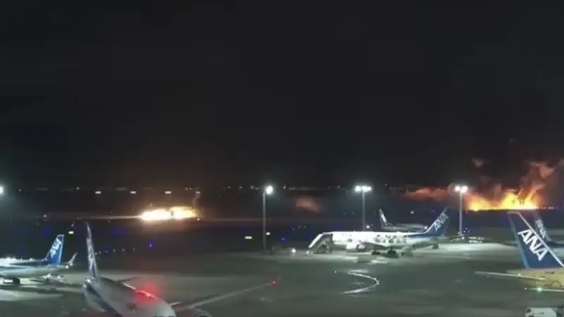 два самолета загорелись в Японии