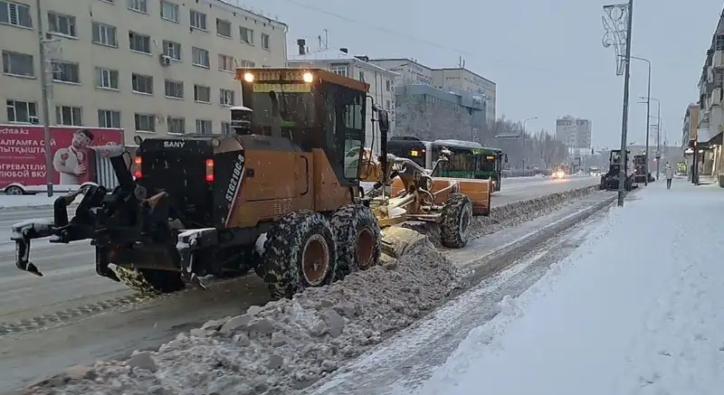 чистят снег , фото - Новости Zakon.kz от 02.01.2024 11:56