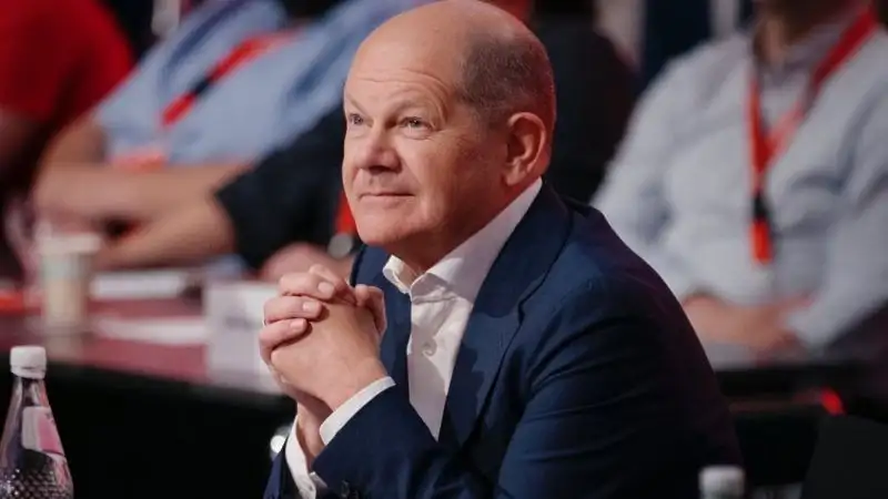 Канцлеру Германии Олафу Шольцу предрекли отставку в 2024 году