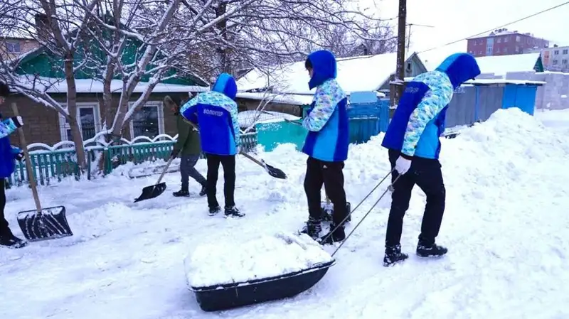 волонтеры помогают с уборкой снега, фото - Новости Zakon.kz от 02.01.2024 20:02