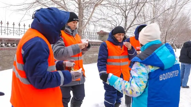 Столичные волонтеры угощают коммунальщиков баурсаками и чаем