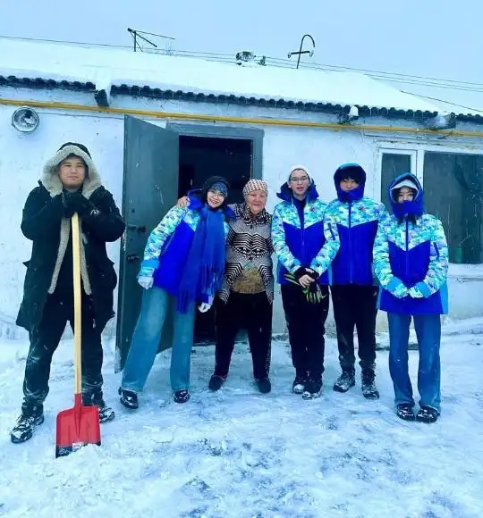 волонтеры помогают с уборкой снега, фото - Новости Zakon.kz от 02.01.2024 20:02
