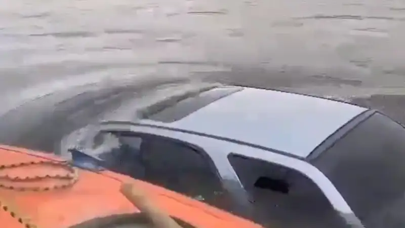 В Усть-Каменогорске водитель неудачно припарковался и утопил авто 