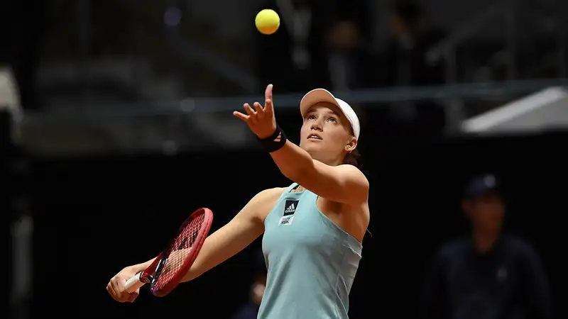 Видеообзор победного матча Елены Рыбакиной во втором круге турнира WTA-500 