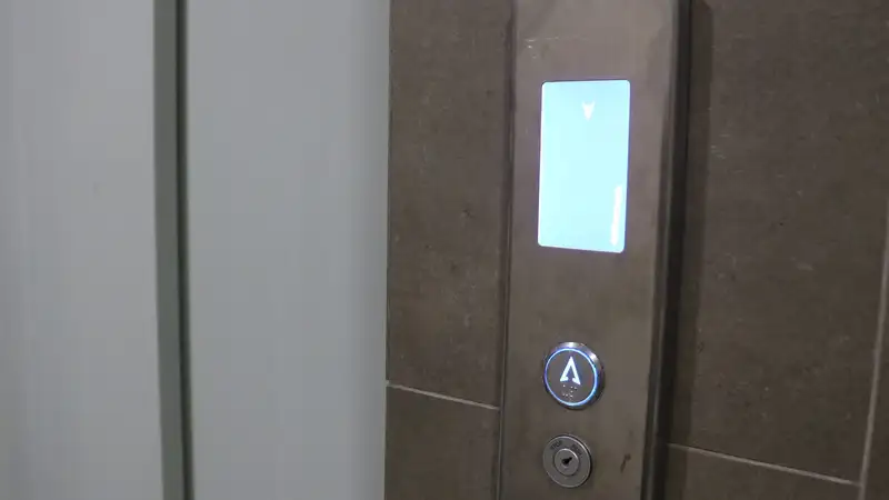 Шокирующие кадры: женщина разнесла лифт в многоэтажке Астаны
