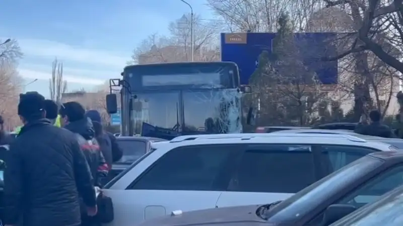 Автобус снес 10 машин в Таразе, пострадала пассажирка