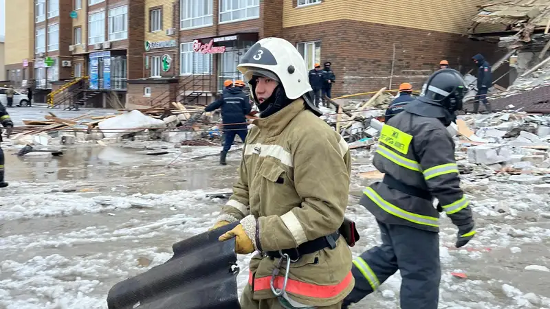 Разбор завалов взорвавшегося кафе в Уральске, противопожарная служба, газ, кафе Уральск, фото - Новости Zakon.kz от 05.01.2024 23:59