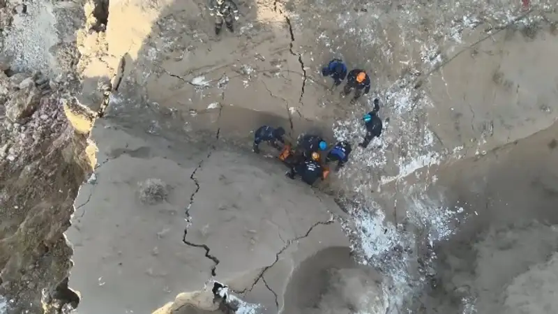 Как проходят поиски автобуса, провалившегося в воронку возле шахты в Павлодарской области