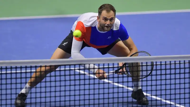 Александр Недовесов не смог выйти в полуфинал парного турнира в Брисбене