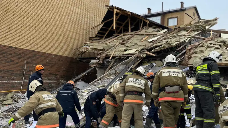 Разбор завалов взорвавшегося кафе в Уральске, противопожарная служба, газ, кафе Уральск, фото - Новости Zakon.kz от 05.01.2024 23:59