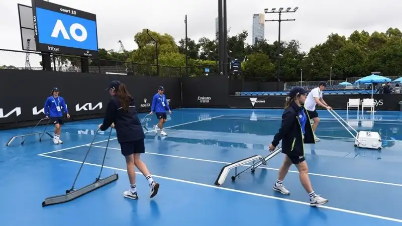 Все матчи первого раунда квалификации Australian Open перенесли из-за дождя в Мельбурне