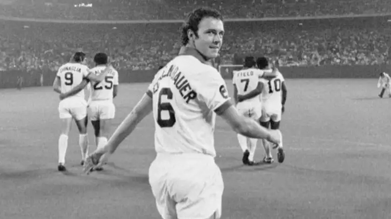 Германия простилась с легендарным футболистом Францем Беккенбауэром