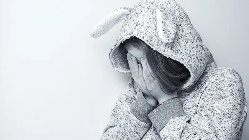 Обливала кипятком и выкручивала уши: как опекун издевалась над девочкой в Алматинской области