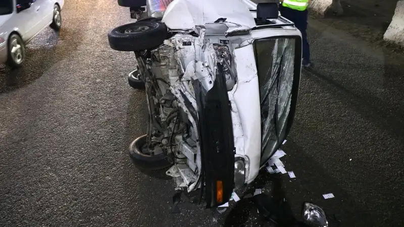 Машина перевернулась после столкновения с отбойником в Алматы