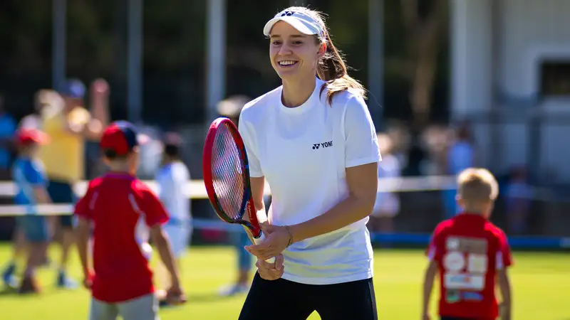 Елена Рыбакина прибыла в Аделаиду и провела мастер-класс для детей