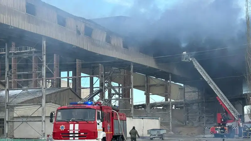 Крупный пожар произошел на цементном заводе в Семее, фото - Новости Zakon.kz от 09.01.2024 15:27