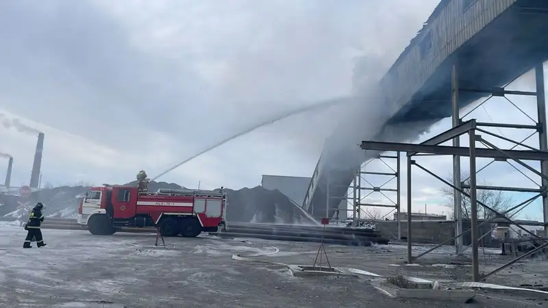 Крупный пожар произошел на цементном заводе в Семее, фото - Новости Zakon.kz от 09.01.2024 15:27