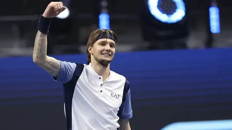 Видео: Бублик покуражился на корте, перекусил во время матча чипсами и вышел в полуфинал АТР-250