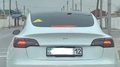 Tesla на газу: фото электромобиля со знаком "GAS" позабавило казахстанцев , фото - Новости Zakon.kz от 11.01.2024 23:17