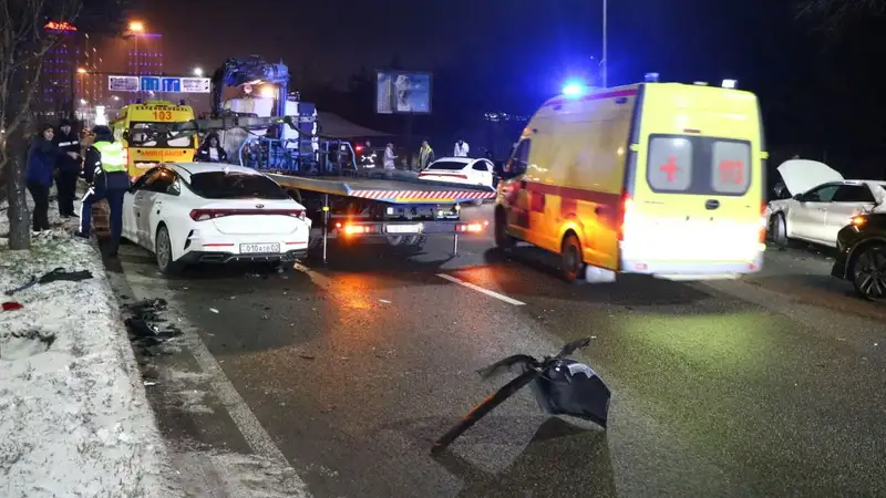 Два ДТП произошли в Алматы одновременно в одном месте, есть пострадавшие