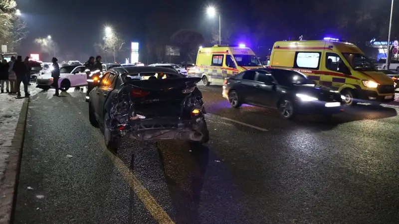 Два ДТП произошли в Алматы одновременно в одном месте, есть пострадавшие