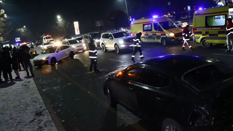 Два ДТП произошли в Алматы одновременно в одном месте, есть пострадавшие