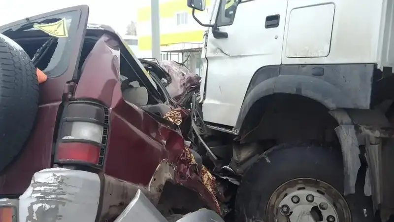 Смертельное столкновение грузовика с внедорожником произошло в СКО
