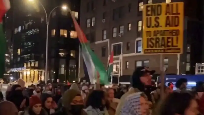 "Руки прочь от Йемена": демонстрация в поддержку Йемена и Палестины началась в Нью-Йорке