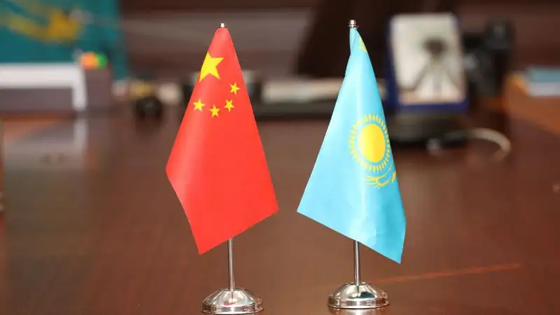 флаги Казахстана и Китая