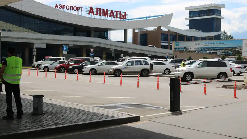 В аэропорту Алматы на парковку изменили тарифы