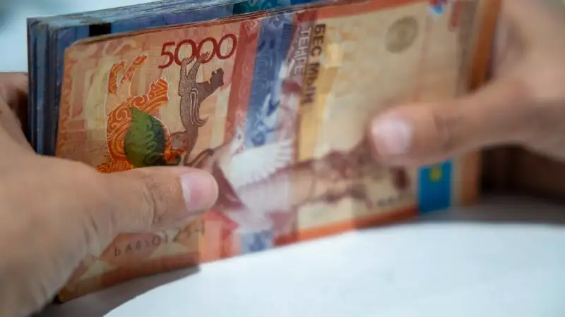 Банки в Казахстане обяжут возмещать украденные мошенниками деньги по кредитам