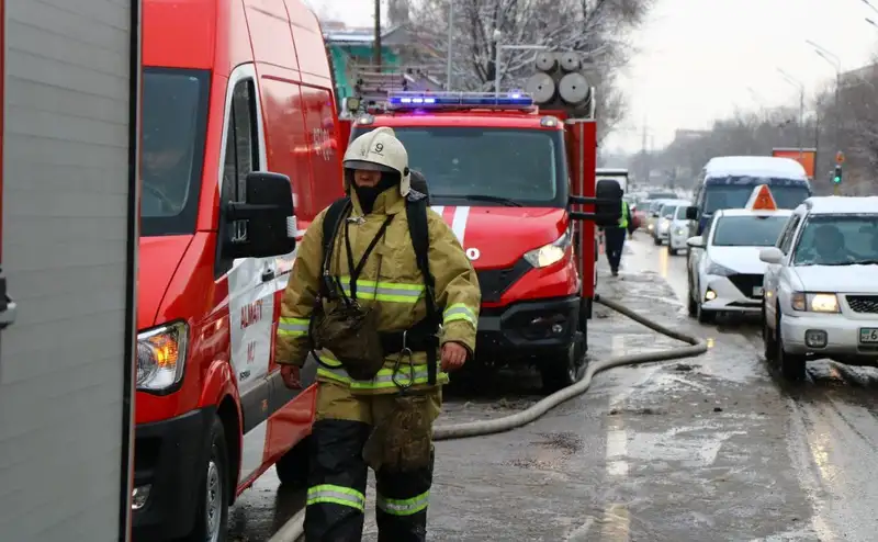 Пожар повышенного ранга – в Алматы загорелось кафе