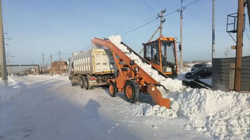 Более 1500 единиц спецтехники задействовано в снегоуборке в Астане